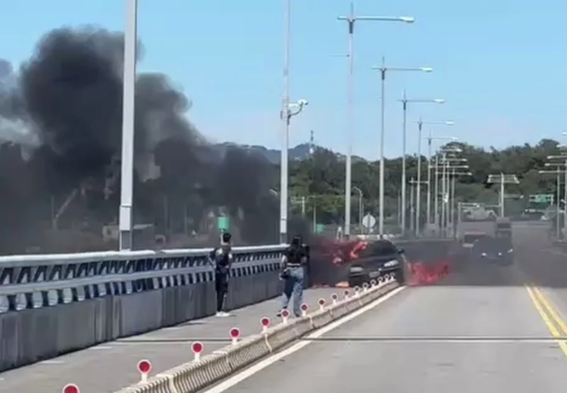 金門大橋 驚見首起車輛自燃 瞬間變火球 3A娛樂城 - TU娛樂城 金門大橋 驚見首起車輛自燃 瞬間變火球 TU娛樂城